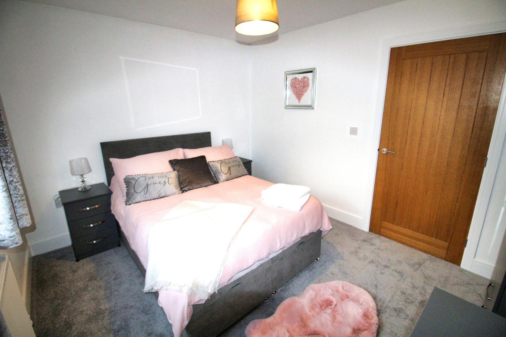 Rotherham - Rawmarsh - Great Customer Feedback - 2 Bed Bungalow - New Build - High End Furnishings - Wheel Chair Accessible - Large Enclosed Garden - Dog Friendly Buitenkant foto
