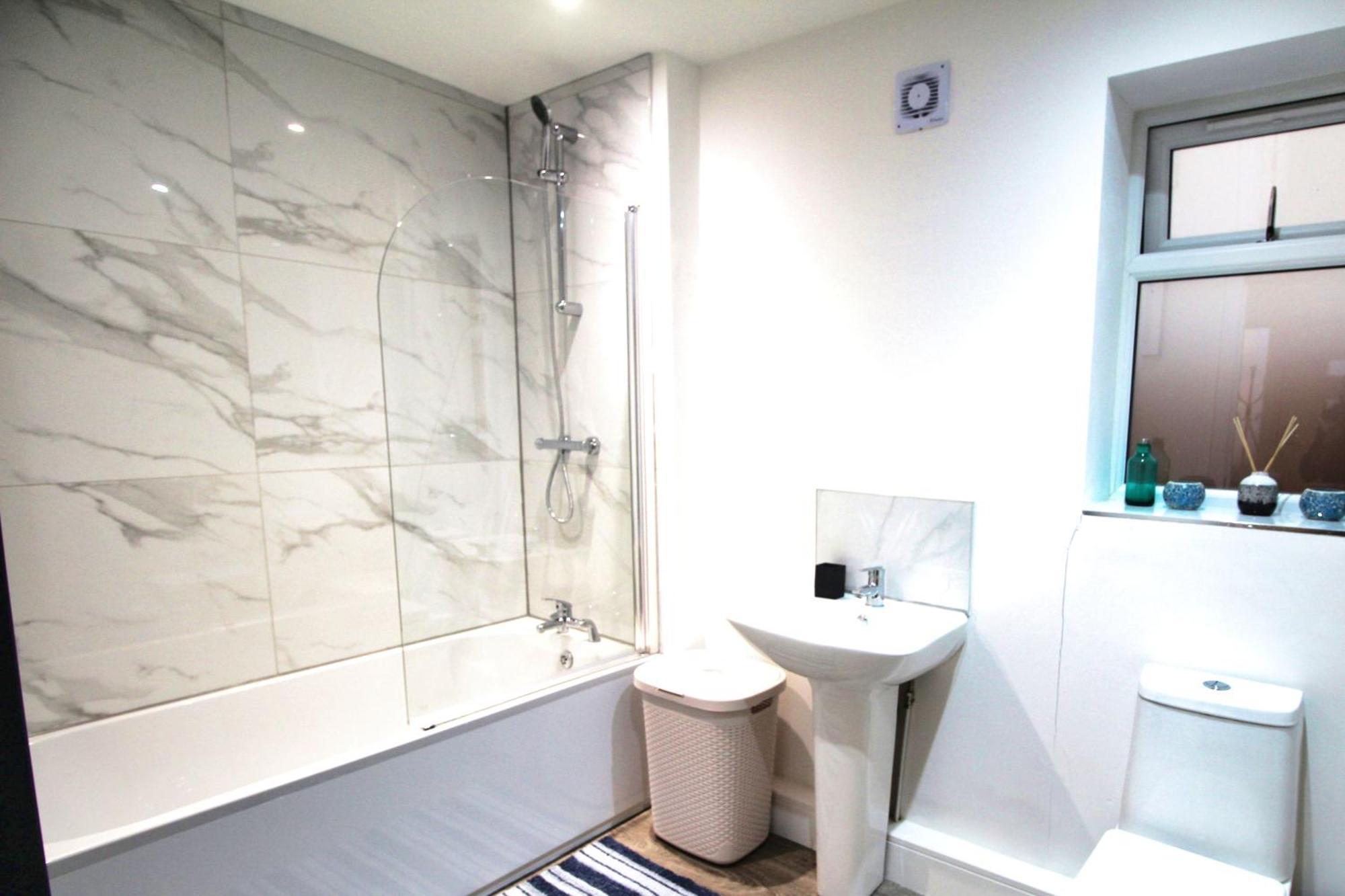 Rotherham - Rawmarsh - Great Customer Feedback - 2 Bed Bungalow - New Build - High End Furnishings - Wheel Chair Accessible - Large Enclosed Garden - Dog Friendly Buitenkant foto