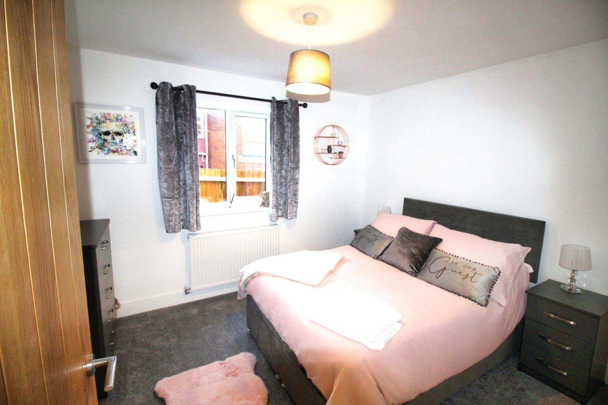 Rotherham - Rawmarsh - Great Customer Feedback - 2 Bed Bungalow - New Build - High End Furnishings - Wheel Chair Accessible - Large Enclosed Garden - Dog Friendly Buitenkant foto